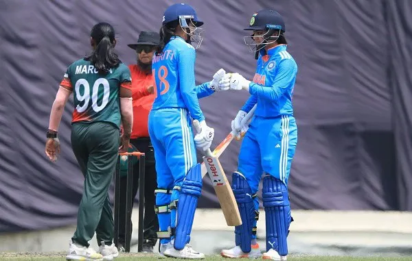 বাংলাদেশ ও ভারতের ক্রিকেটাররা মাঠে একে অপরের সাথে শুভেচ্ছা বিনিময় করছে।. Channel i News - চ্যানেল আই নিউজ