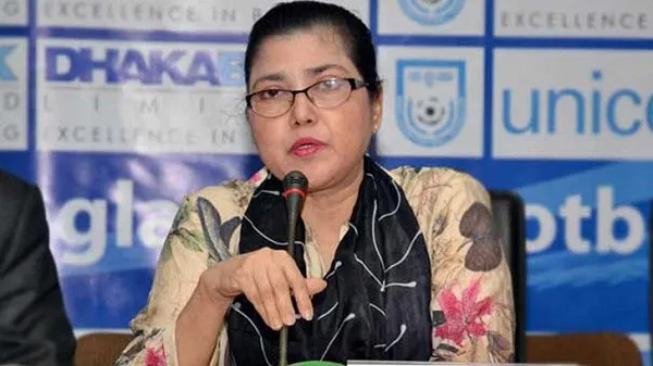 বাংলাদেশের একজন নারী সাংবাদিক সংবাদ সম্মেলনে বক্তব্য দিচ্ছেন. Channel i News - চ্যানেল আই নিউজ