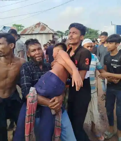 বিক্ষোভকারীরা গুলিবিদ্ধ ব্যক্তিকে হাসপাতালে নিয়ে যাচ্ছেন. Channel i News - চ্যানেল আই নিউজ