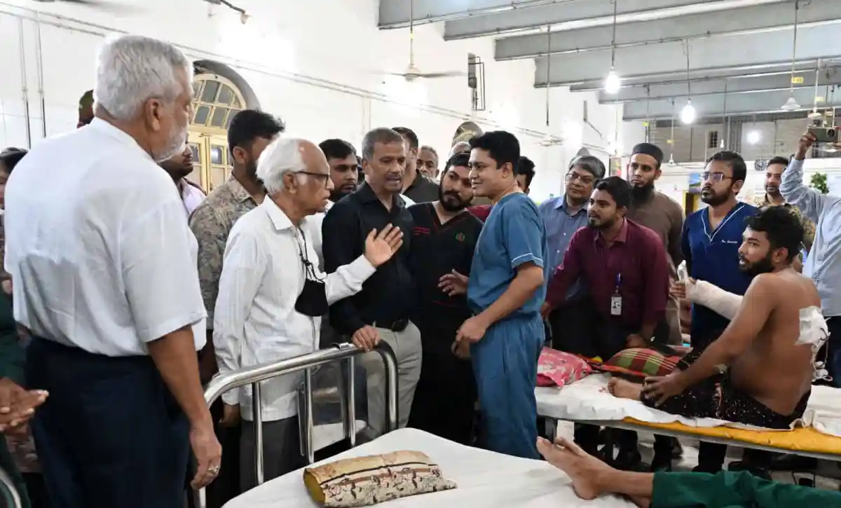 শিক্ষা উপদেষ্টা আহত ছাত্রদের দেখতে ঢামেক হাসপাতালে আসছেন. Channel i News - চ্যানেল আই নিউজ