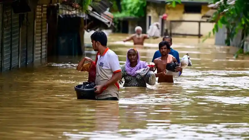 বন্যার কারণে পানিতে ডুবে গেছে গ্রামাঞ্চল, মানুষ আশ্রয় কেন্দ্রে. Channel i News - চ্যানেল আই নিউজ