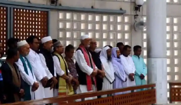 বাংলাদেশের বিভিন্ন ধর্মীয় ও সামাজিক নেতারা একত্রিত হয়ে দোয়া করছেন. Channel i News - চ্যানেল আই নিউজ
