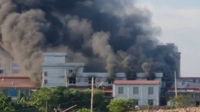 আরএফএল গ্রুপের কারখানায় ভয়াবহ অগ্নিকাণ্ডের ছবি. Channel i News - চ্যানেল আই নিউজ