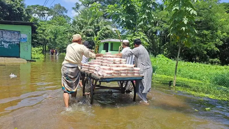 বানভাসি মানুষের জন্য খাদ্য বিতরণ করছে প্রবাসী ব্যবসায়ী হাছিবুল হাসান. Channel i News - চ্যানেল আই নিউজ