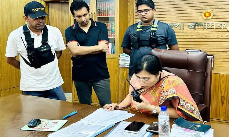 সংবাদ সম্মেলনে নারী সাংবাদিক মোবাইল ফোনে রিপোর্ট করছেন. Channel i News - চ্যানেল আই নিউজ