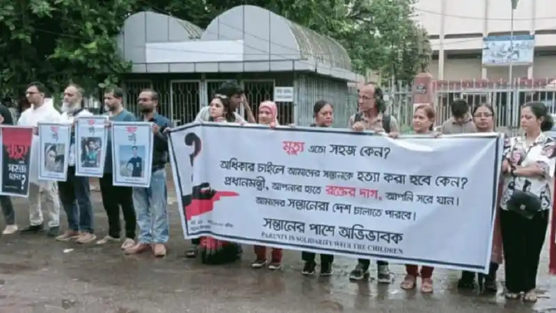 শাহবাগে মানববন্ধনে অংশগ্রহণকারী অভিভাবক ও শিশুদের ছবি. Channel i News - চ্যানেল আই নিউজ