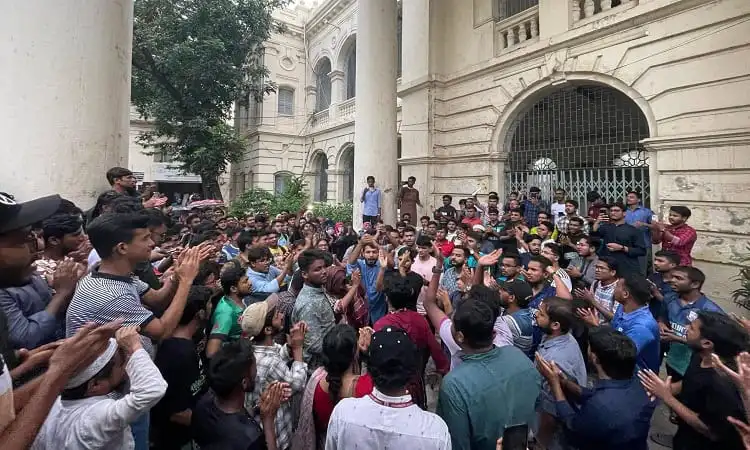 শিক্ষার্থীদের আন্দোলন, জবি ক্যাম্পাসে ব্যাপক জনসমাগম. Channel i News - চ্যানেল আই নিউজ