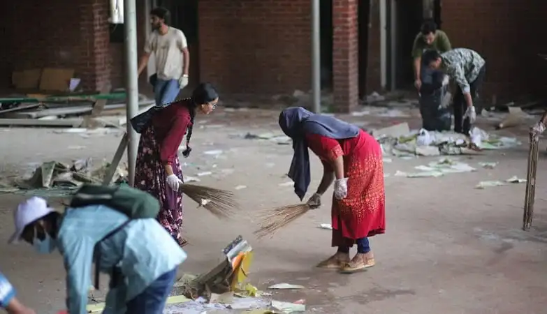 ছাত্র-জনতা গণভবনের মালামাল পরিষ্কার ও সংস্কার করছে. Channel i News - চ্যানেল আই নিউজ