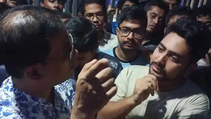 তথ্য উপদেষ্টা নাহিদসহ বিভিন্ন ব্যক্তি আলোচনা করছেন. Channel i News - চ্যানেল আই নিউজ