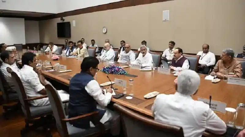 বাংলাদেশ-ভারত সম্পর্কের বিষয়ে আলোচনা করছেন কর্মকর্তারা. Channel i News - চ্যানেল আই নিউজ