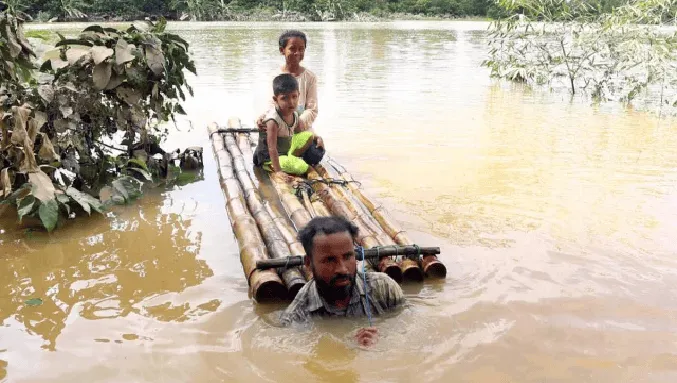 বরিশালের শিক্ষার্থীরা বন্যার্তদের জন্য সাহায্য প্রদান করছে. Channel i News - চ্যানেল আই নিউজ