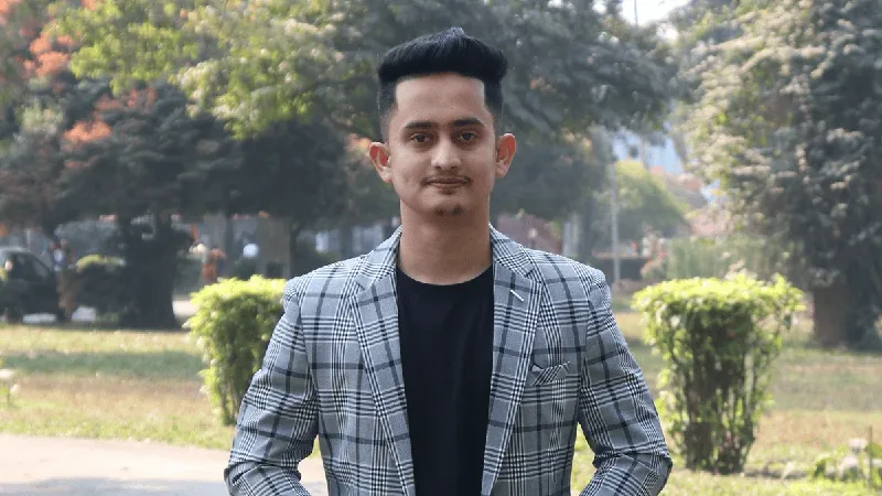 নেতা যুবক ব্যক্তির ছবি, সুন্দর প্রকৃতি পেছনে, হাসিমুখে দাঁড়িয়ে. Channel i News - চ্যানেল আই নিউজ