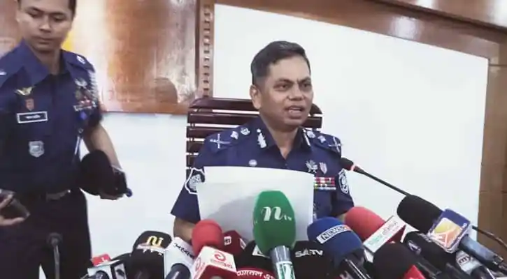 বাংলাদেশ পুলিশ কর্মকর্তার সংবাদ সম্মেলন, বিভিন্ন মিডিয়া ক্যামেরার সামনে. Channel i News - চ্যানেল আই নিউজ