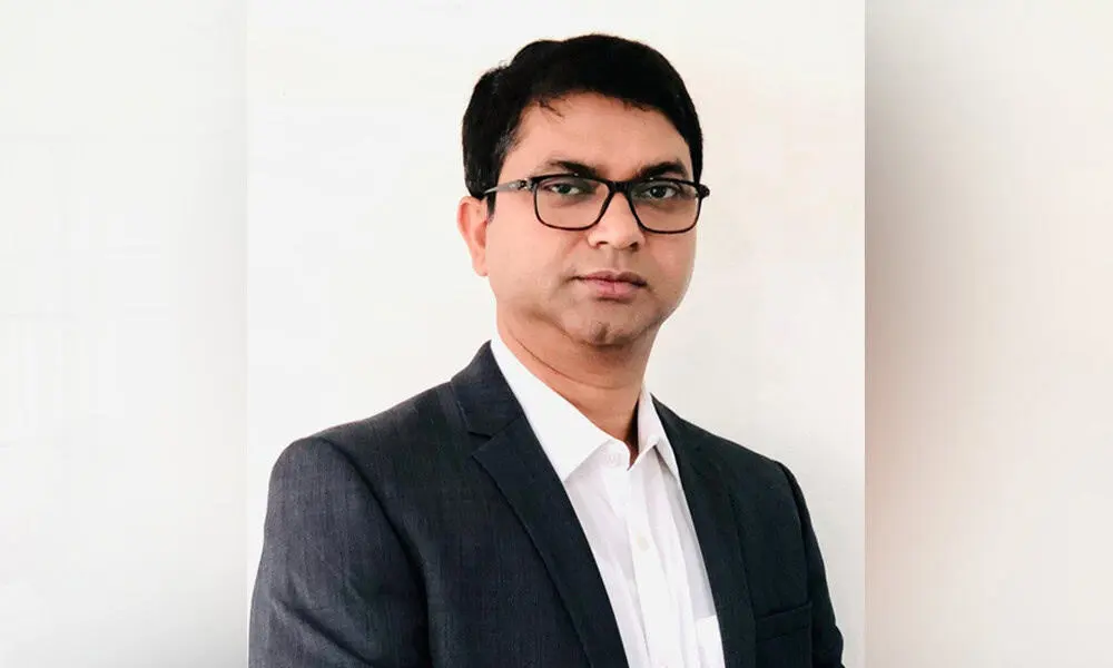 অফিসিয়াল পোশাক পরা ব্যক্তির ছবি, চ্যানেল আই অনলাইন. Channel i News - চ্যানেল আই নিউজ