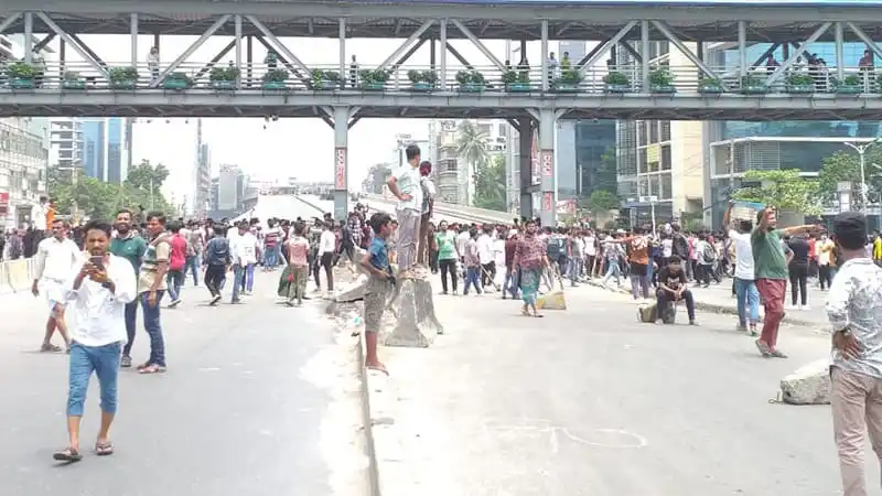 রাজধানীতে সংঘর্ষের সময় জনসমাগম ও পুলিশি উপস্থিতি. Channel i News - চ্যানেল আই নিউজ