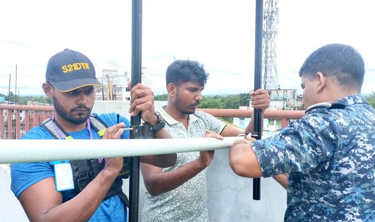 ফেনীতে ভেঙে পড়া যোগাযোগ ব্যবস্থা পুনঃস্থাপনে অ্যামেচার রেডিও ব্যবহার. Channel i News - চ্যানেল আই নিউজ