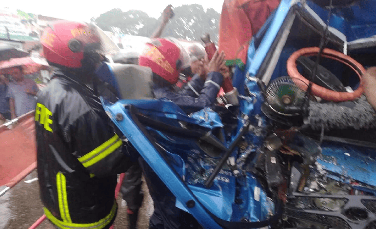 দুর্ঘটনাস্থলে উদ্ধারকর্মীরা আহতদের উদ্ধার করছে. Channel i News - চ্যানেল আই নিউজ