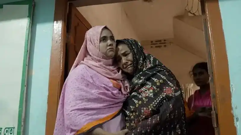 দুই নারী কাঁদছেন, একজন বন্দি, অন্যজন তার পরিবারের সদস্য. Channel i News - চ্যানেল আই নিউজ