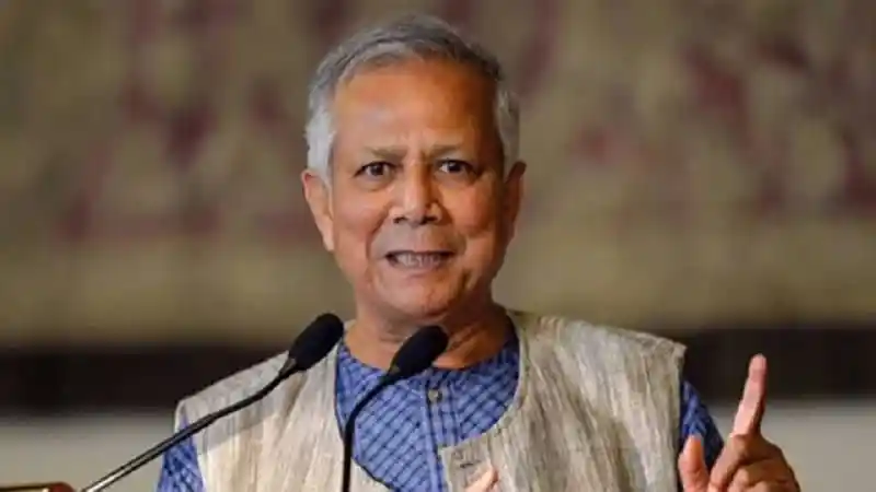 বাংলাদেশের একজন নেতা বক্তৃতা দিচ্ছেন, পেশাদারী পরিবেশে. Channel i News - চ্যানেল আই নিউজ