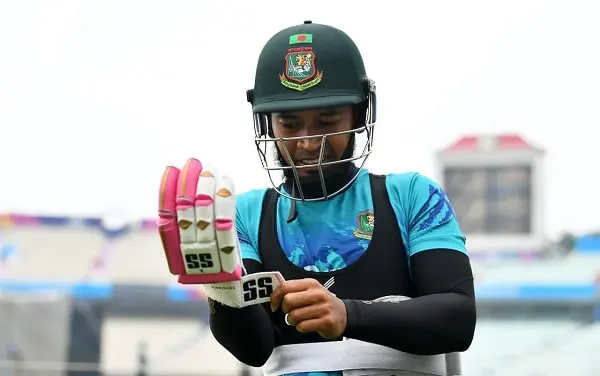 বাংলাদেশ ক্রিকেটার গ্লাভস পরিধান করে প্রস্তুতি নিচ্ছেন. Channel i News - চ্যানেল আই নিউজ