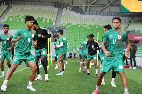 বাংলাদেশ ফুটবল দল অনুশীলন করছে, খেলোয়াড়রা প্রস্তুতি নিচ্ছে. Channel i News - চ্যানেল আই নিউজ