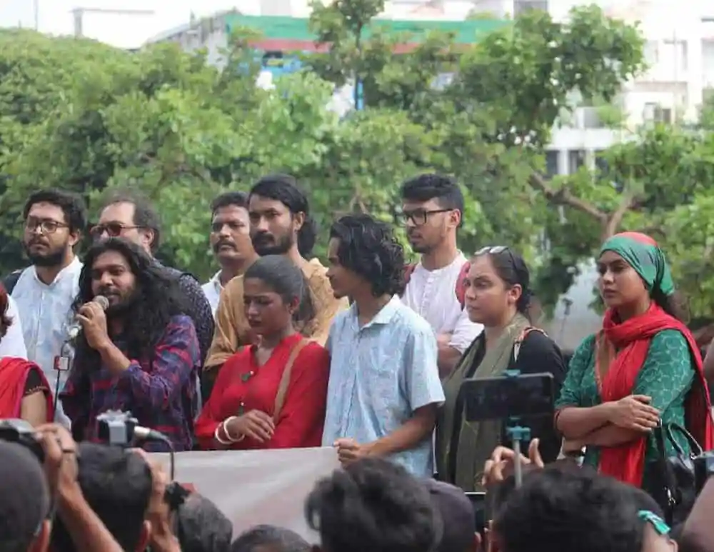 শিল্পী সমাজের মানববন্ধন, বিভিন্ন বয়সের মানুষ অংশগ্রহণ করছে. Channel i News - চ্যানেল আই নিউজ
