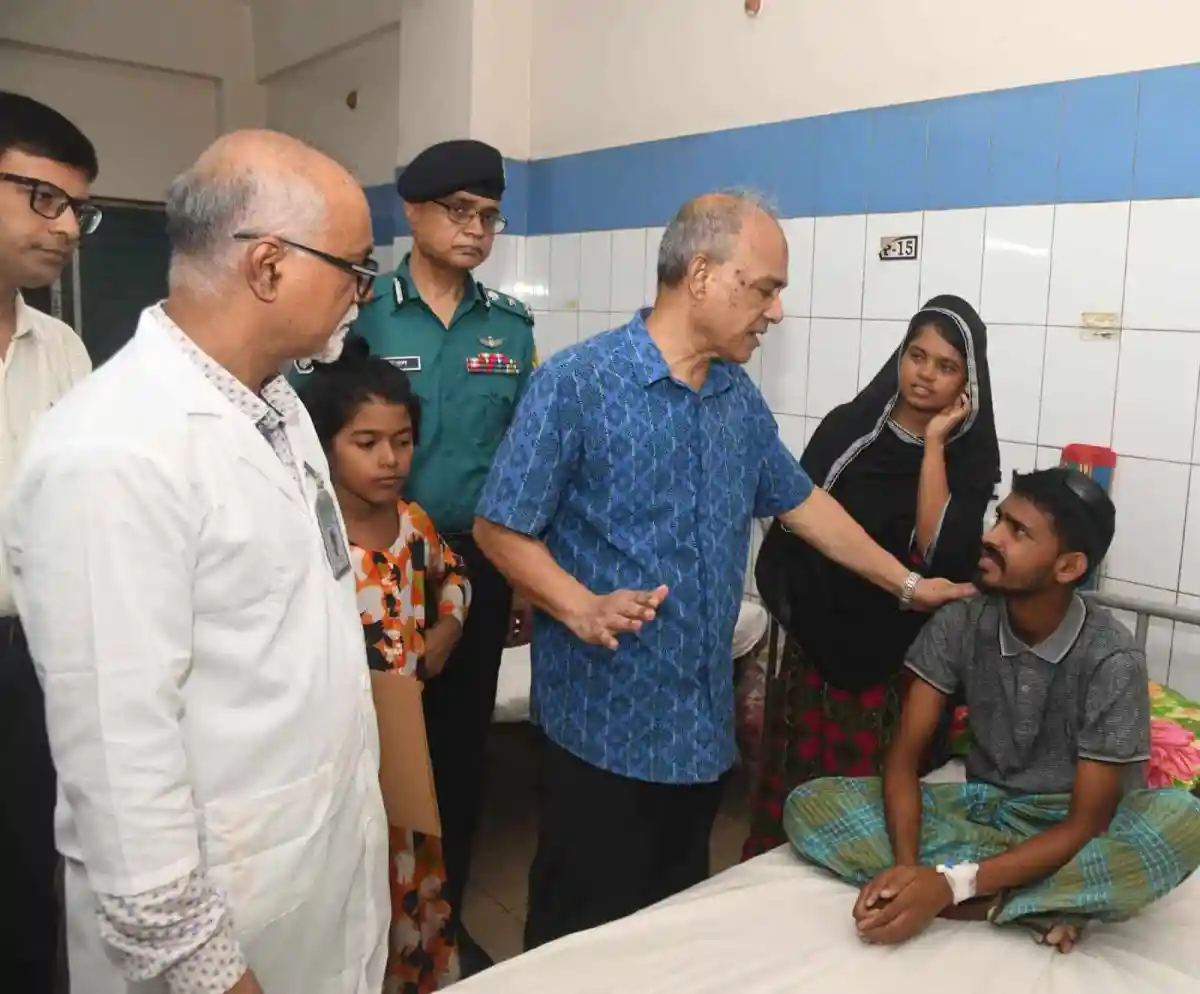 চিকিৎসাধীন ছাত্রের সঙ্গে স্বরাষ্ট্র উপদেষ্টা ও চিকিৎসকরা আলোচনা করছেন. Channel i News - চ্যানেল আই নিউজ