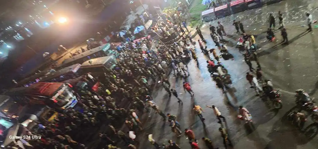 উত্তরা-শাহবাগ অবরোধের সময় আনসার সদস্যরা ও সাধারণ মানুষ. Channel i News - চ্যানেল আই নিউজ