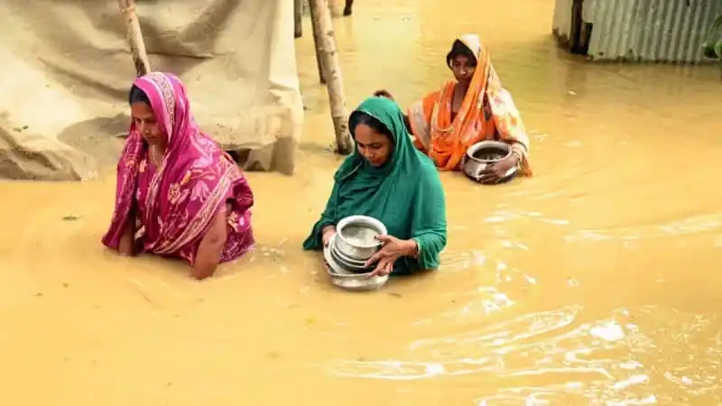 বন্যা কবলিত এলাকায় নারী ও শিশু বিশুদ্ধ পানির জন্য অপেক্ষা করছে. Channel i News - চ্যানেল আই নিউজ