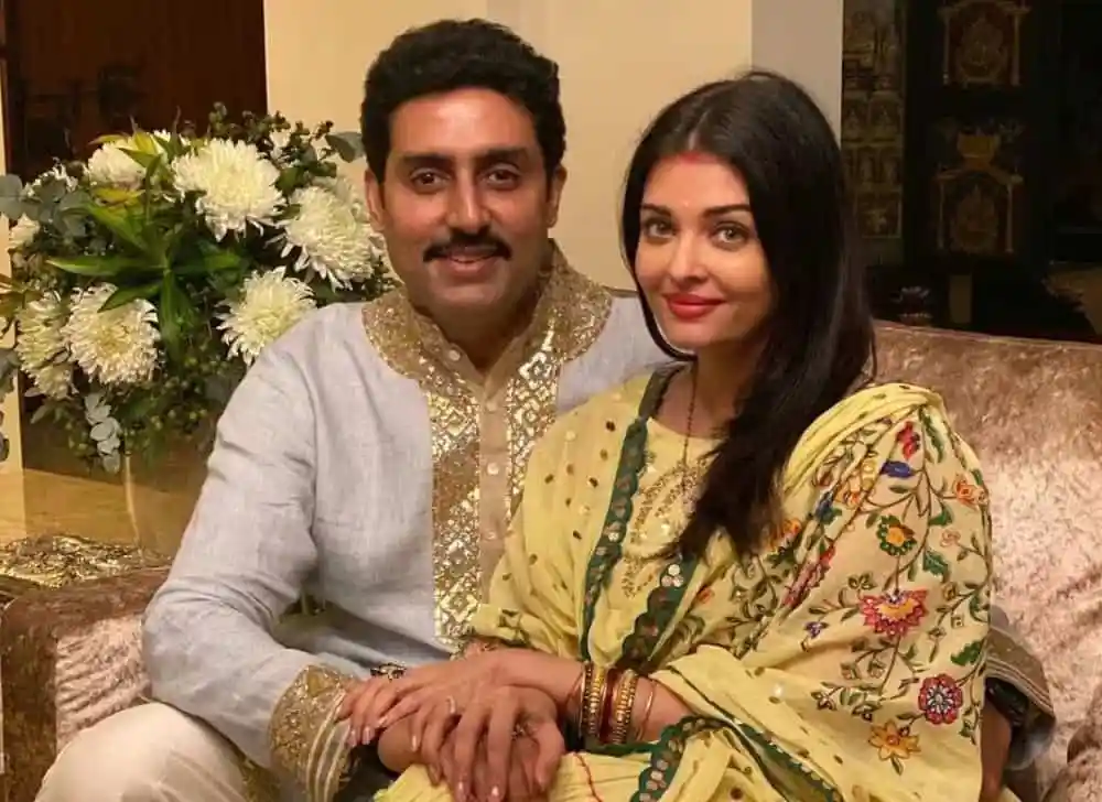 অভিষেক বচ্চন ও তার স্ত্রী একসঙ্গে বসে ছবি তুলেছেন।. Channel i News - চ্যানেল আই নিউজ