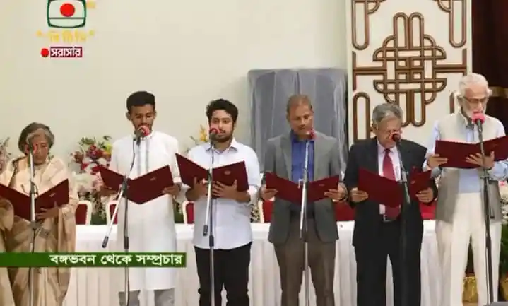 সাংস্কৃতিক অনুষ্ঠানে অংশগ্রহণকারী ব্যক্তিরা মঞ্চে গান পাঠ করছেন. Channel i News - চ্যানেল আই নিউজ