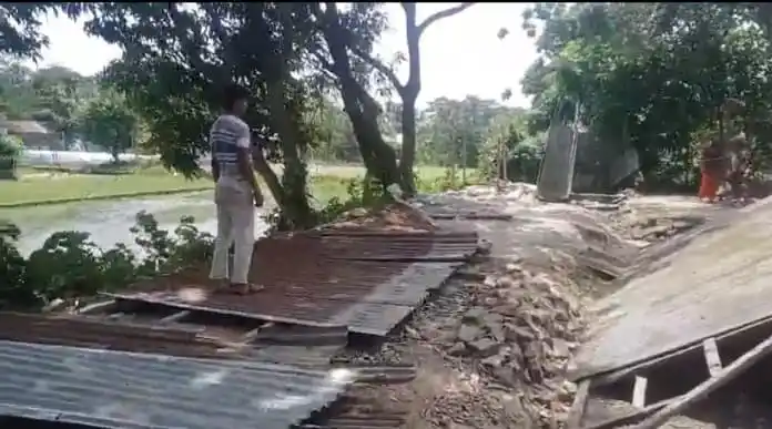 ব্রাহ্মণবাড়িয়ায় ব্যবসায়ীর বাড়ি দখল, লুটপাট ও ভাঙচুরের ছবি. Channel i News - চ্যানেল আই নিউজ