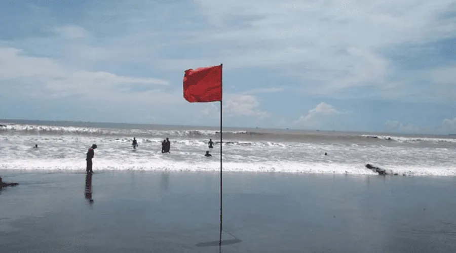 বাংলাদেশের সমুদ্র সৈকত, সতর্ক সংকেত সহ, পর্যটকরা উপভোগ করছে. Channel i News - চ্যানেল আই নিউজ