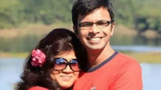 সন্তুষ্ট দম্পতি নদীর পাশে বসে ছবি তুলছেন. Channel i News - চ্যানেল আই নিউজ