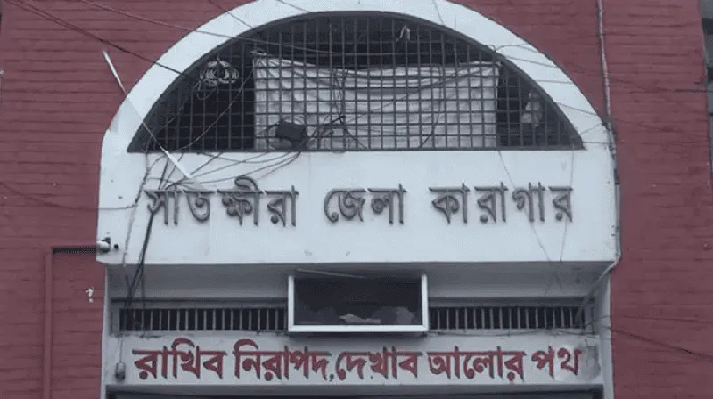 সাতক্ষীরা জেলা কারাগার থেকে আসামিদের বের করে নেওয়া বিক্ষুব্ধ জনতার ছবি. Channel i News - চ্যানেল আই নিউজ