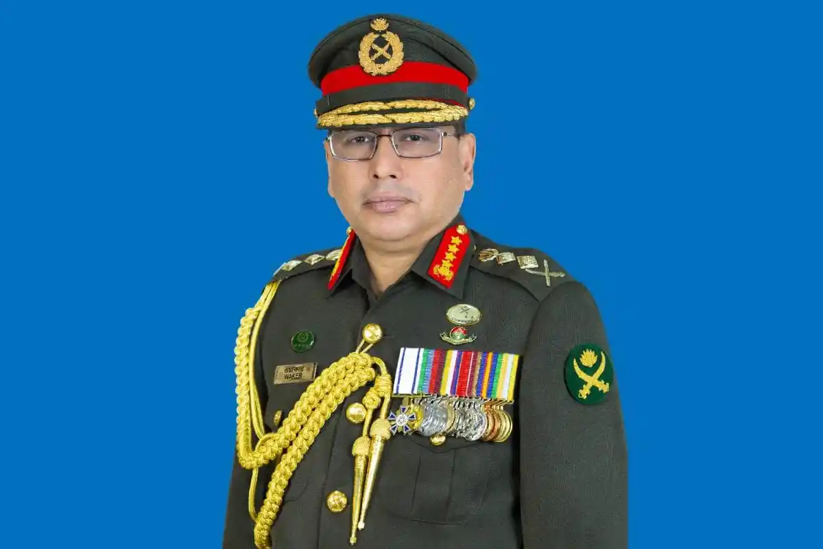 বাংলাদেশ সেনাবাহিনীর একজন কর্মকর্তা পোশাক পরিহিত ছবি. Channel i News - চ্যানেল আই নিউজ