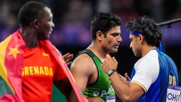 পাকিস্তানি স্বর্ণজয়ী অ্যাথলেটের সঙ্গে ভারতীয় প্রতিযোগীর সাক্ষাৎ।. Channel i News - চ্যানেল আই নিউজ