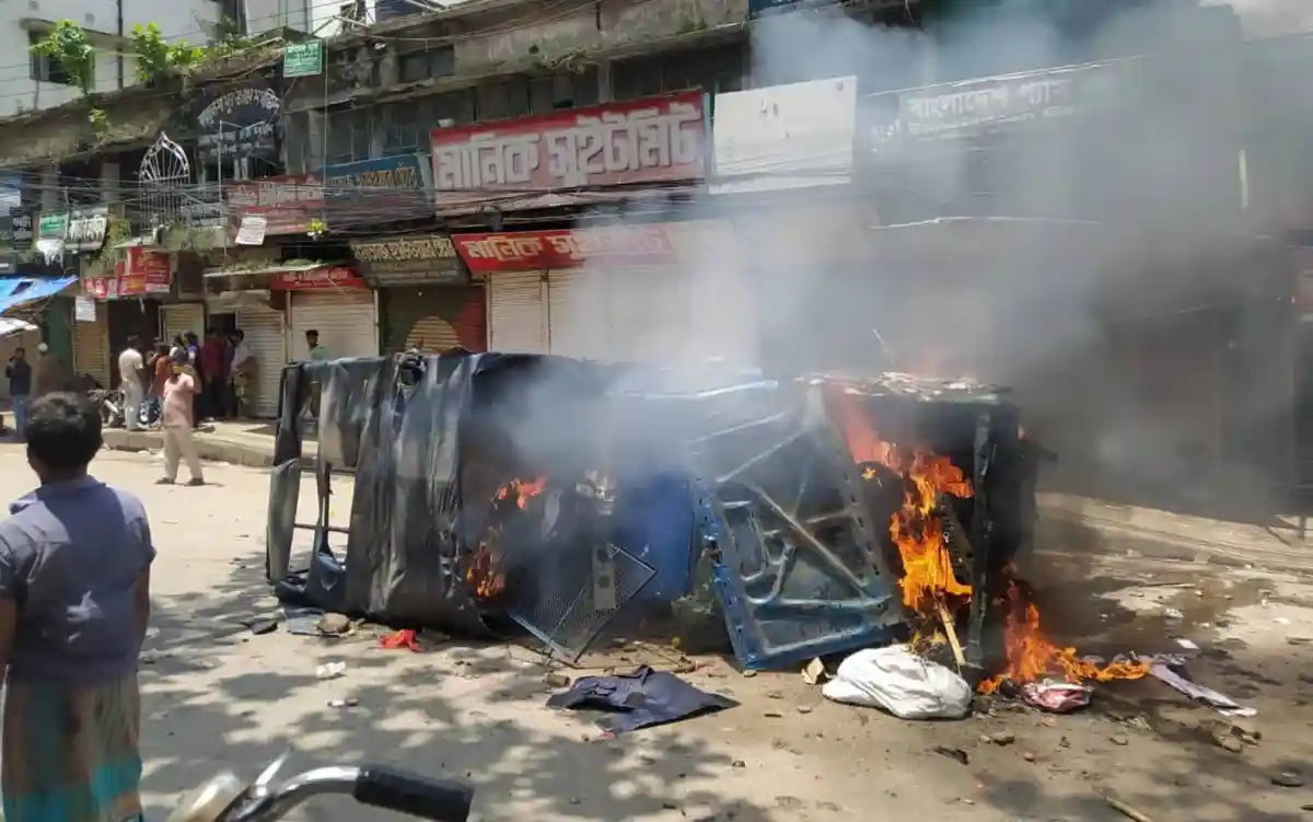 পুলিশের গাড়িতে আগুন লেগে ভস্মীভূত, চট্টগ্রামে সংঘর্ষের ছবি. Channel i News - চ্যানেল আই নিউজ