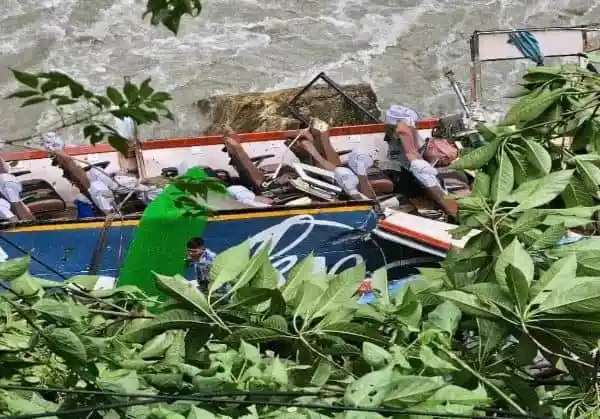 নদীতে ভারতীয় বাস ডুবে নিহত ১৪, উদ্ধার কাজ চলছে. Channel i News - চ্যানেল আই নিউজ