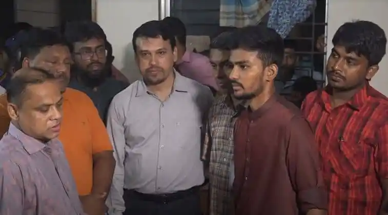 উপদেষ্টা আসিফ নোয়াখালীতে বন্যার ক্ষতিগ্রস্তদের সঙ্গে আলোচনা করছেন. Channel i News - চ্যানেল আই নিউজ