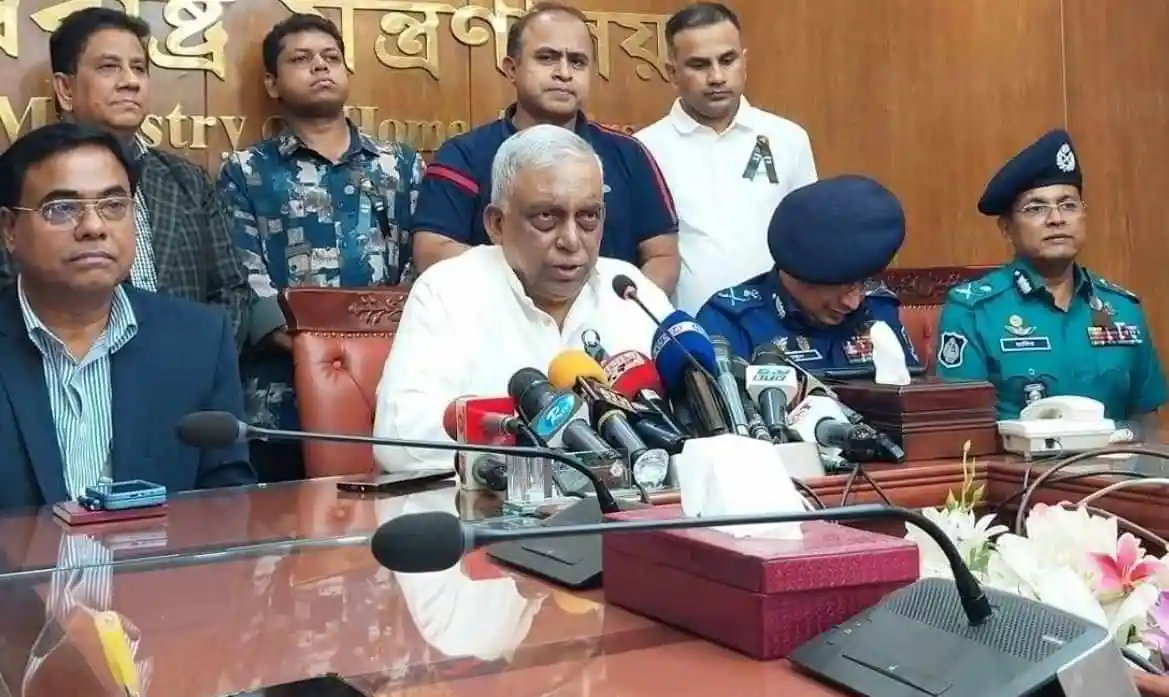 স্বরাষ্ট্রমন্ত্রীর কারফিউ শিথিলের ঘোষণা নিয়ে সংবাদ সম্মেলন. Channel i News - চ্যানেল আই নিউজ