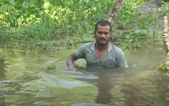 নোয়াখালীতে বন্যার পানিতে ডুবে থাকা ব্যক্তি. Channel i News - চ্যানেল আই নিউজ