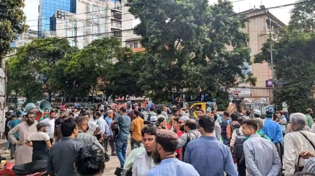 ধানমন্ডি ৩২ নম্বরে ছাত্র-জনতার অবস্থান, আওয়ামী লীগের কেউ ঢুকতে পারেনি।. Channel i News - চ্যানেল আই নিউজ