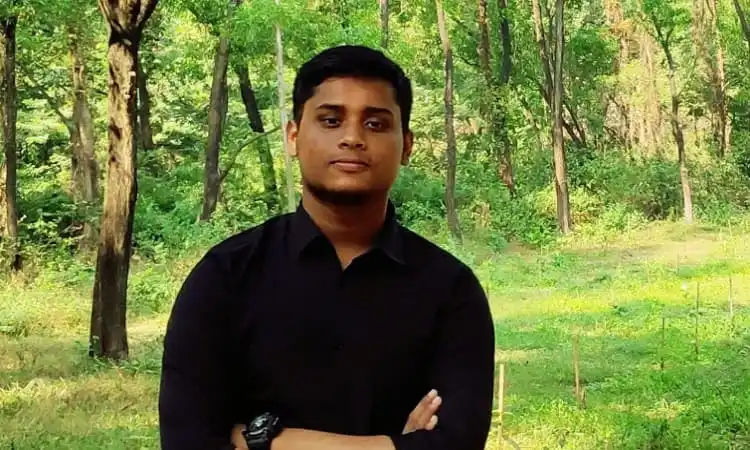 প্রকৃতি পরিবেশে যুবকের ছবি, সবুজ গাছের মাঝে দাঁড়িয়ে. Channel i News - চ্যানেল আই নিউজ