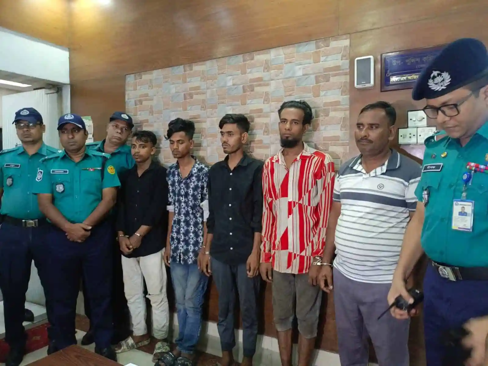 নিহত আওয়ামী লীগ নেতার পরিবারের সদস্যরা পুলিশ ও স্থানীয়দের উপস্থিতিতে. Channel i News - চ্যানেল আই নিউজ