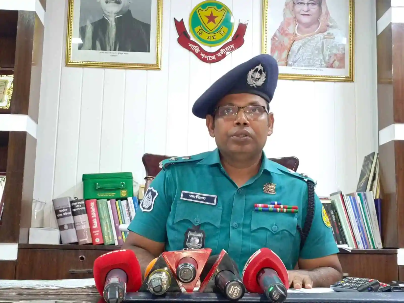 বাংলাদেশ পুলিশ কর্মকর্তা সংবাদ সম্মেলনে বক্তব্য দিচ্ছেন. Channel i News - চ্যানেল আই নিউজ