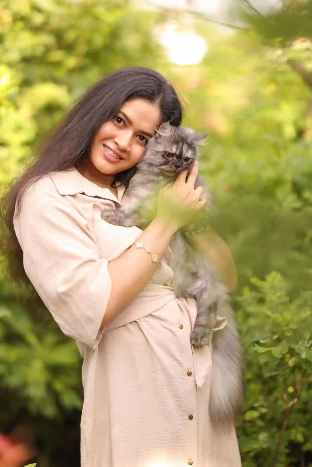 নাসরিন কুইন একটি গ্রামে তার পোষা বিড়ালকে আলিঙ্গন করছেন. Channel i News - চ্যানেল আই নিউজ