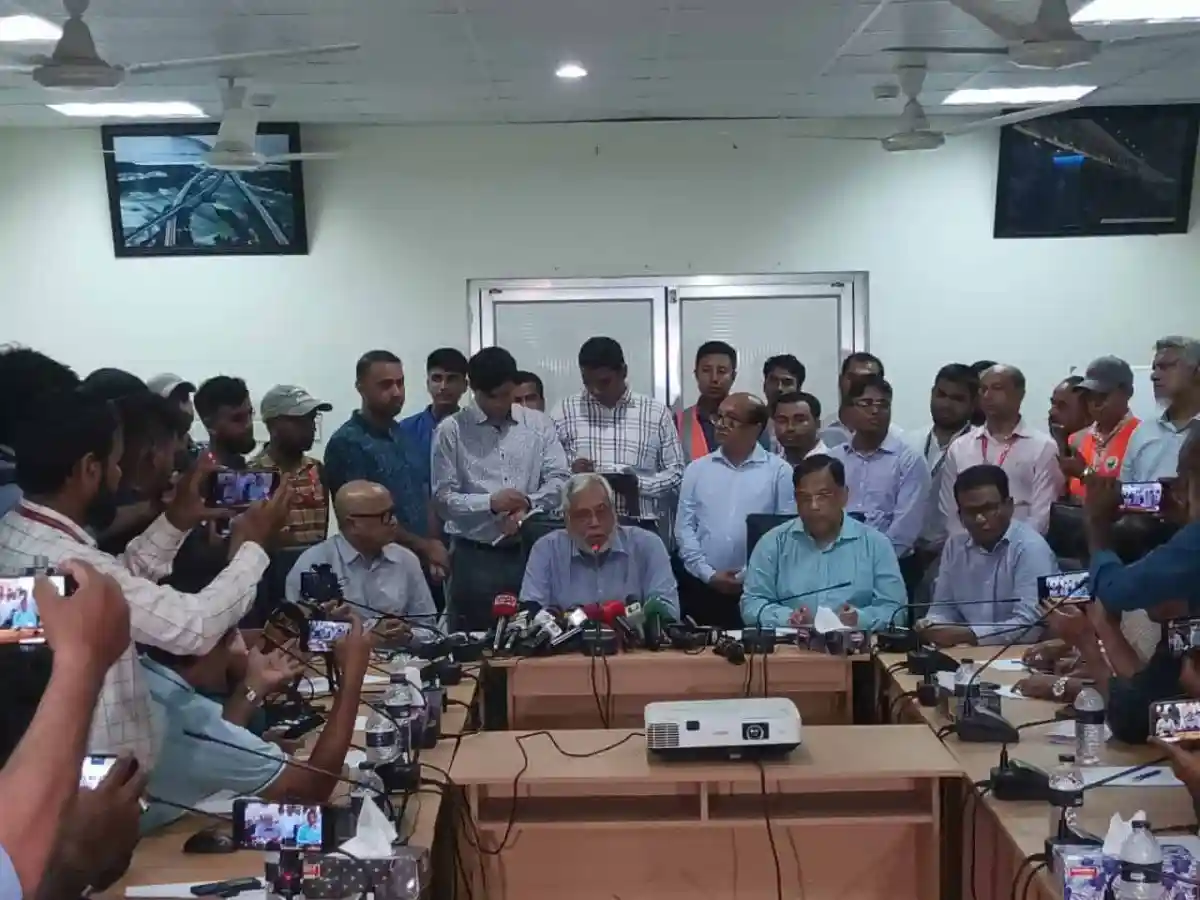 প্রধান অতিথি ও কর্মকর্তাদের উপস্থিতিতে সড়ক পরিবহন ও সেতু উপদেষ্টার মূল্যায়ন সভা. Channel i News - চ্যানেল আই নিউজ