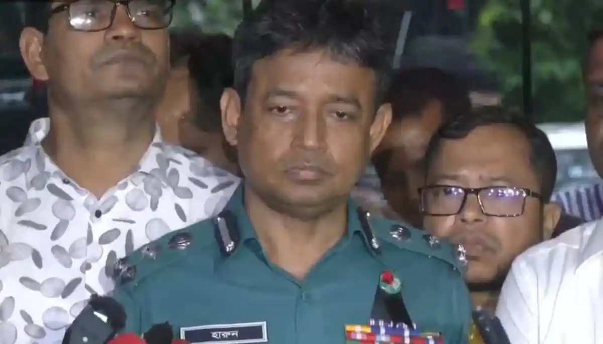 বাংলাদেশ পুলিশের একজন কর্মকর্তা সংবাদ সম্মেলনে বক্তব্য দিচ্ছেন।. Channel i News - চ্যানেল আই নিউজ