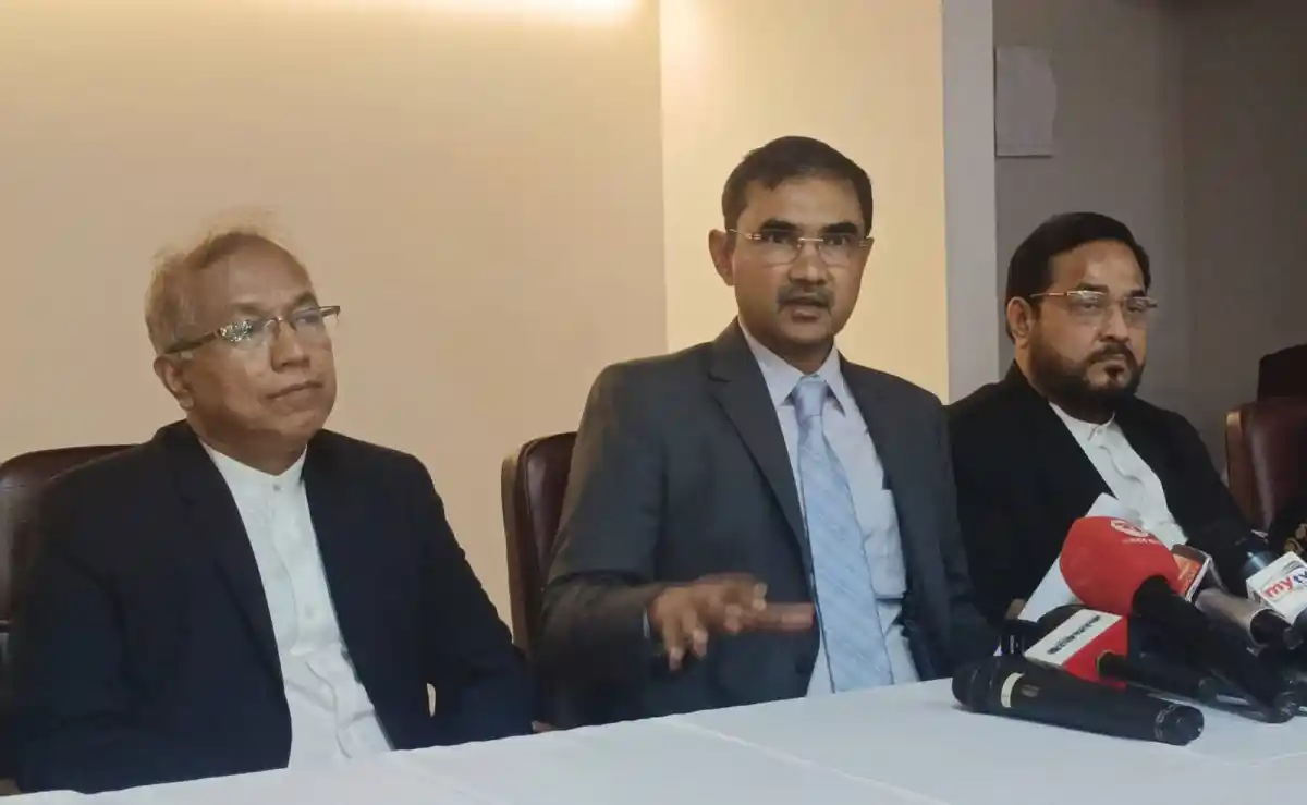 তদন্ত কমিশনের প্রথম সাক্ষ্যগ্রহণের জন্য সাংবাদিক ও কর্মকর্তারা উপস্থিত. Channel i News - চ্যানেল আই নিউজ